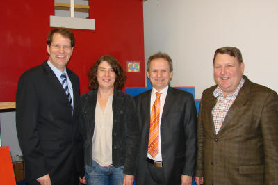 Von links: Bundestagsabgeordneter Gero Storjohann (CDU), DRK-Kita-Leiterin Anja Janßen, Andreas Petersen (Bürgermeister Stubben) und Heino Dose (Bürgermeister Steinburg).